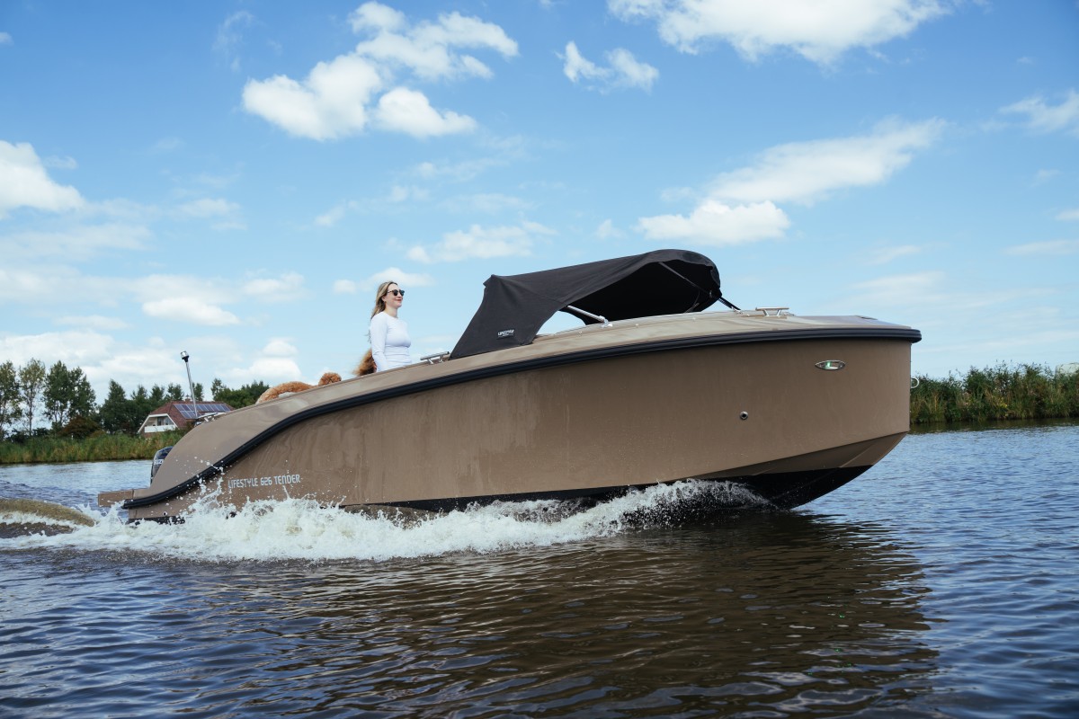 Lifestyle 626 Tender, boot varend op water