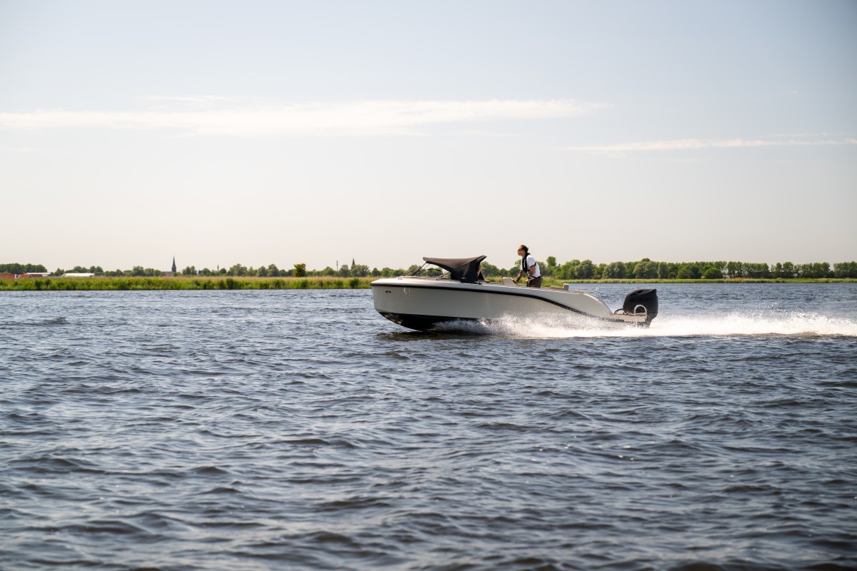 Lifestyle 626 Tender, boot varend op water