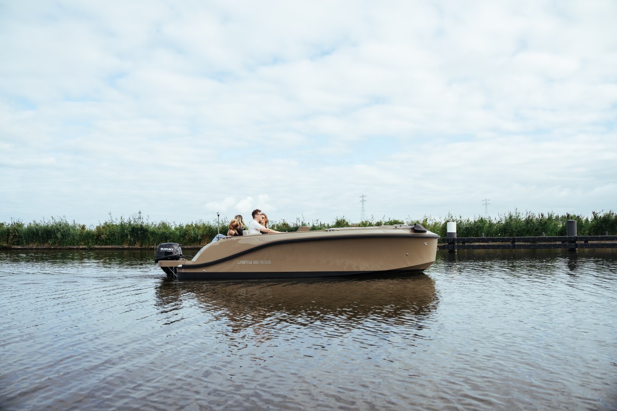 Lifestyle 626 Tender, boot varend op water