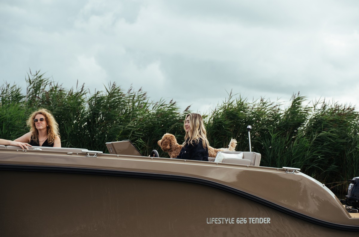 Lifestyle 626 Tender, boot varend tussen riet