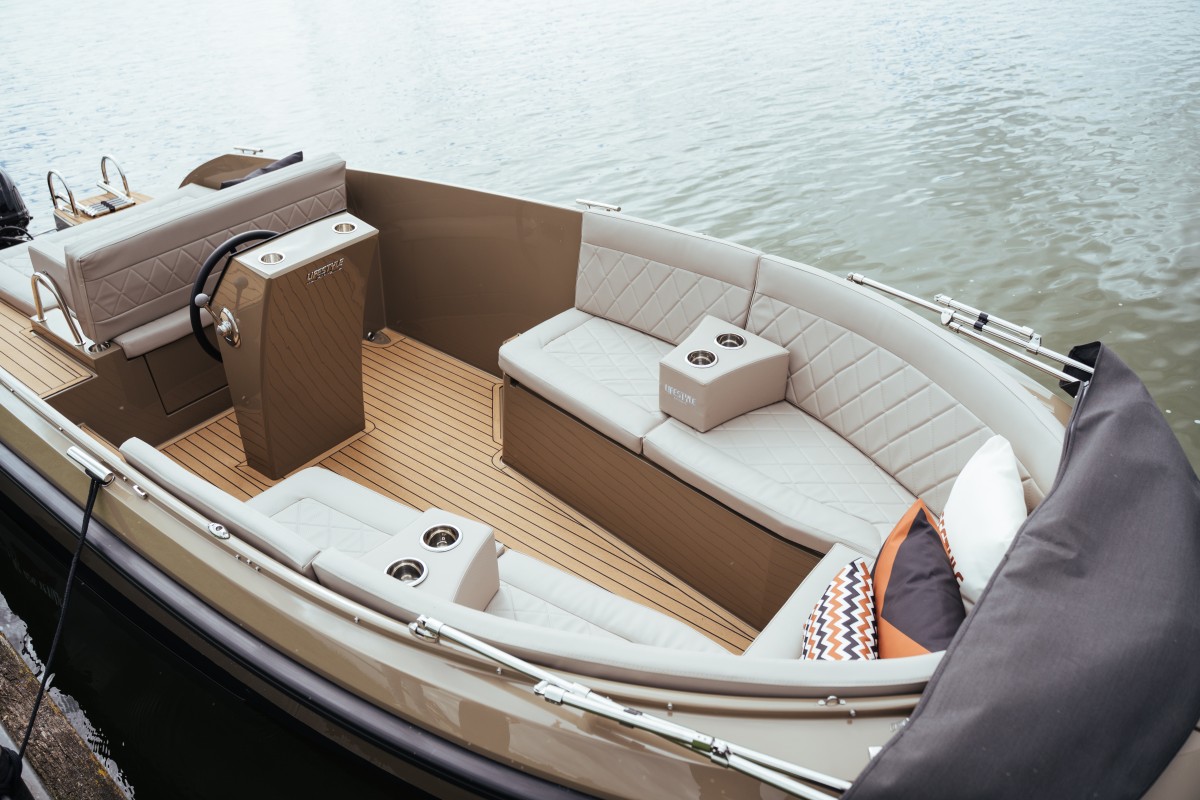 Lifestyle 626 Tender, cockpit met zitbanken en stuurstand