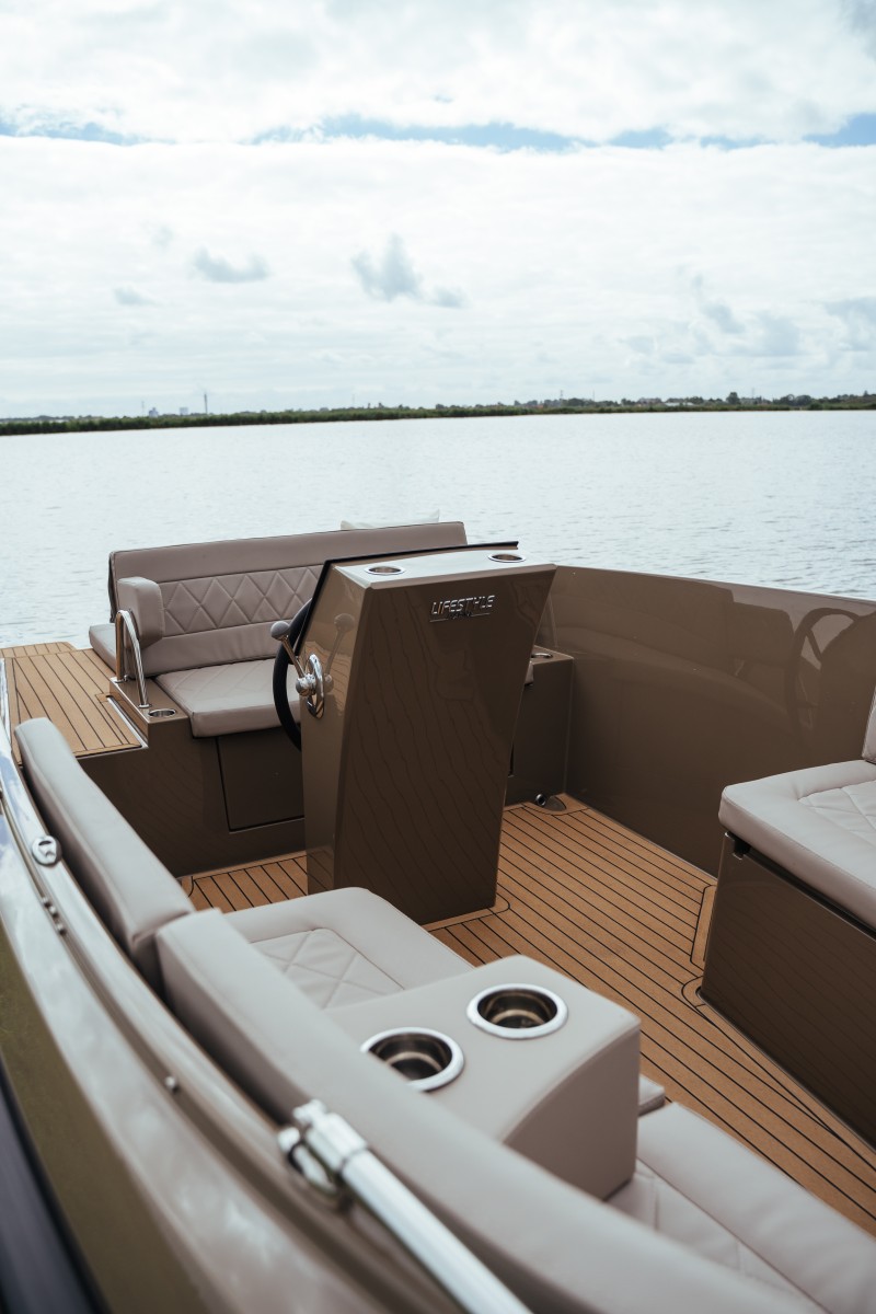 Lifestyle 626 Tender, cockpit met zitbanken stuurconsole