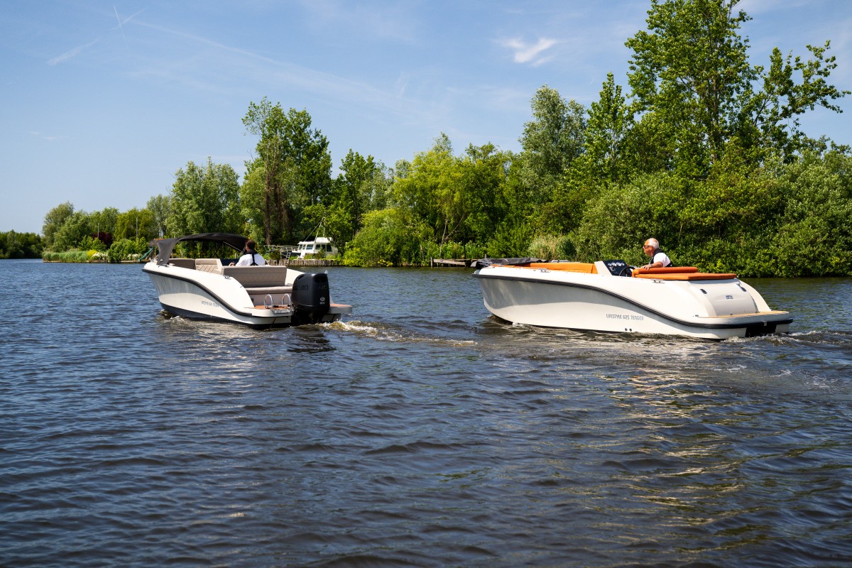 Lifestyle 626 Tender, twee boten varend op water