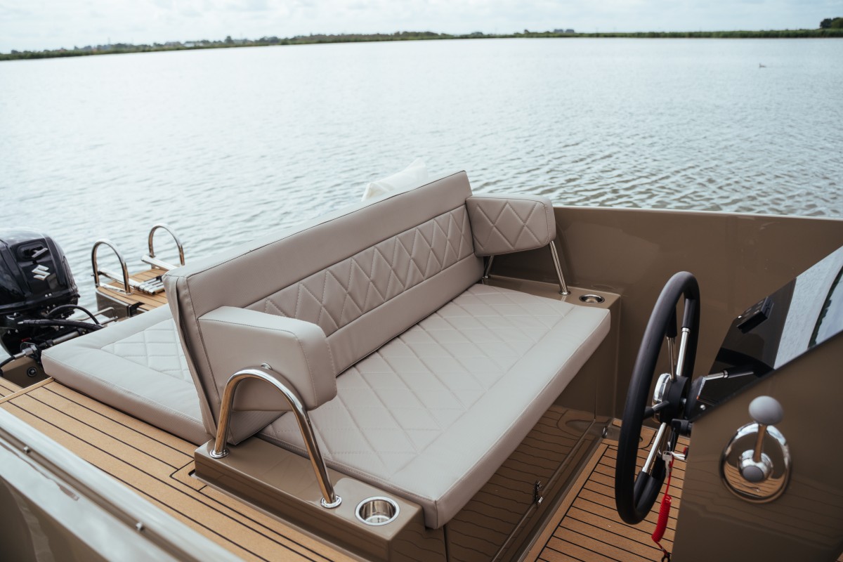 Lifestyle 626 Tender, zitbank en stuurwiel op boot