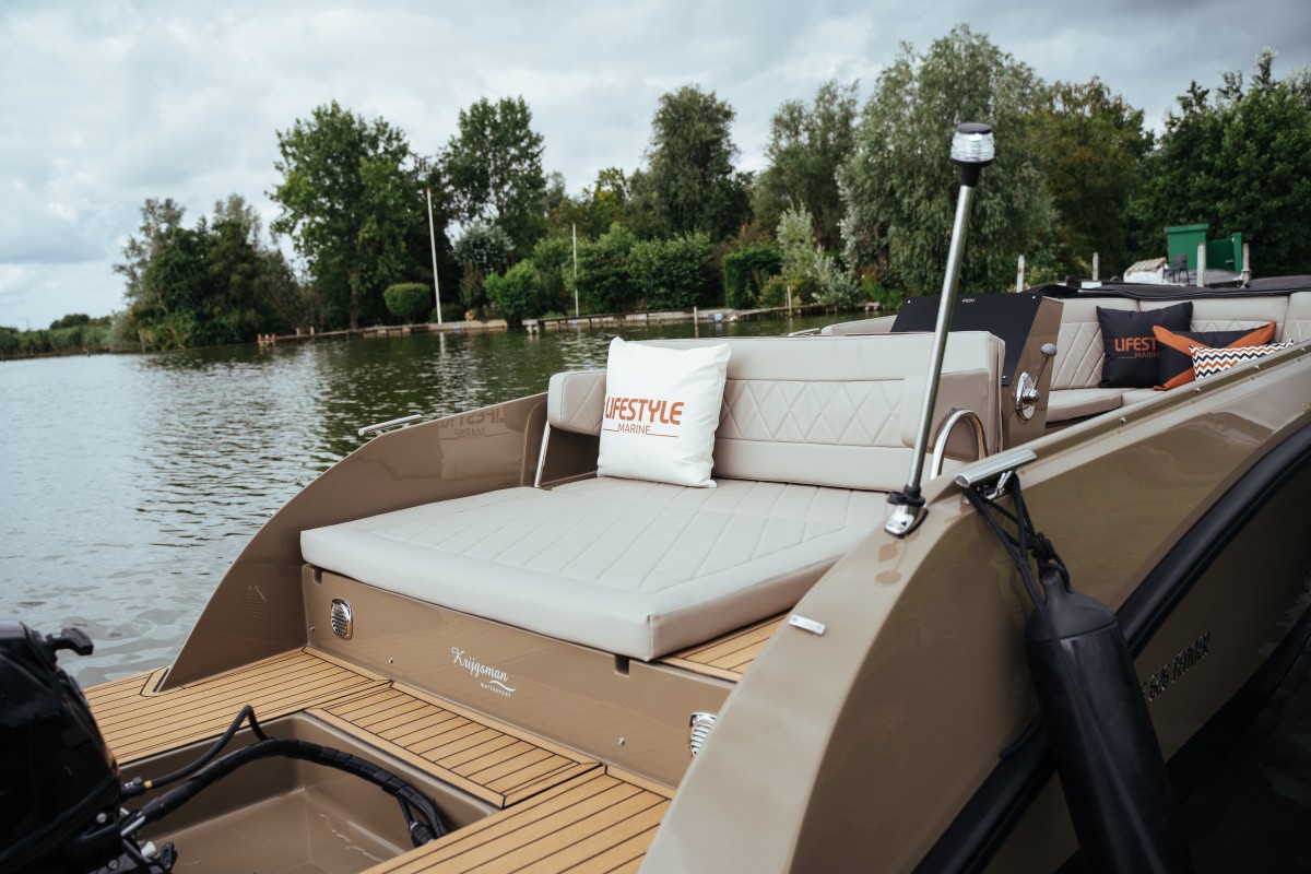 Lifestyle 626 Tender, zitbank met kussens op boot