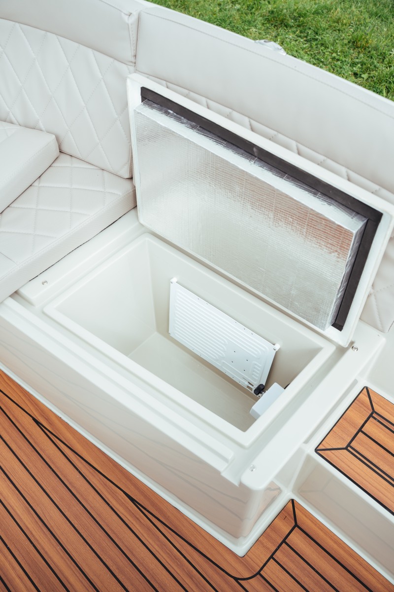 Lifestyle 626 Tender, geopende koelbox in zitbank