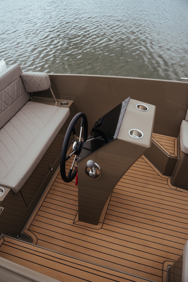 Lifestyle 626 Tender, stuurstand met houten dek