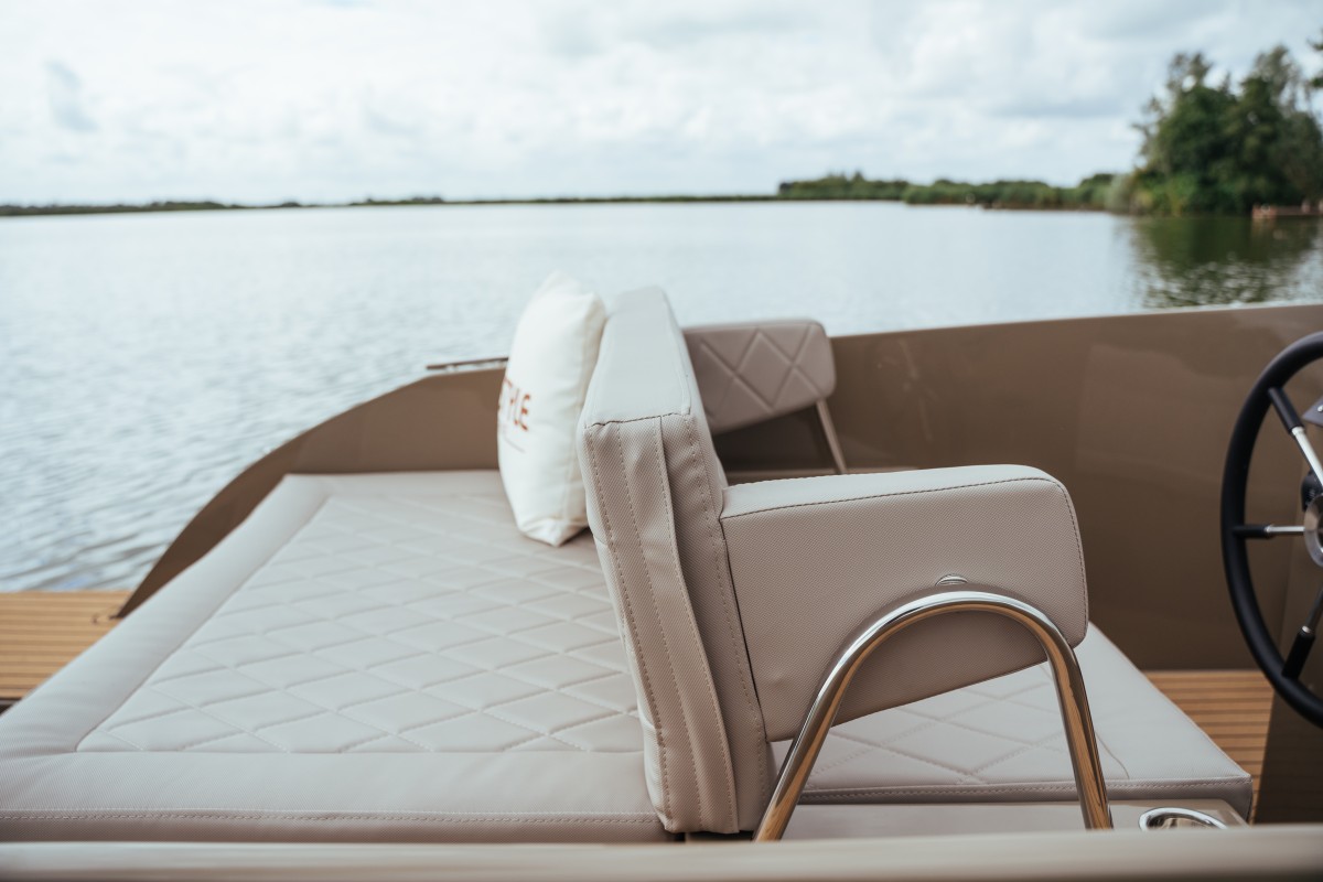 Lifestyle 626 Tender, zitbank met kussen op boot