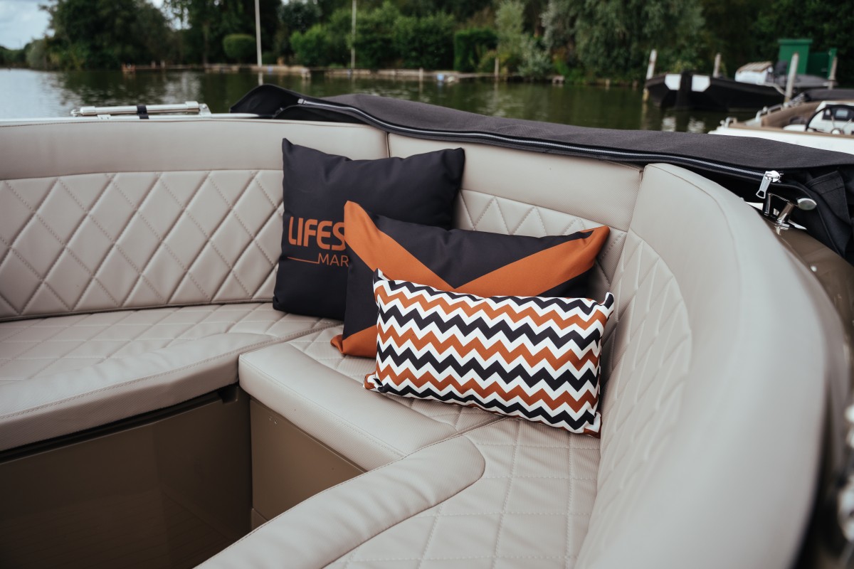 Lifestyle 626 Tender, zitbank met kussens aan boord