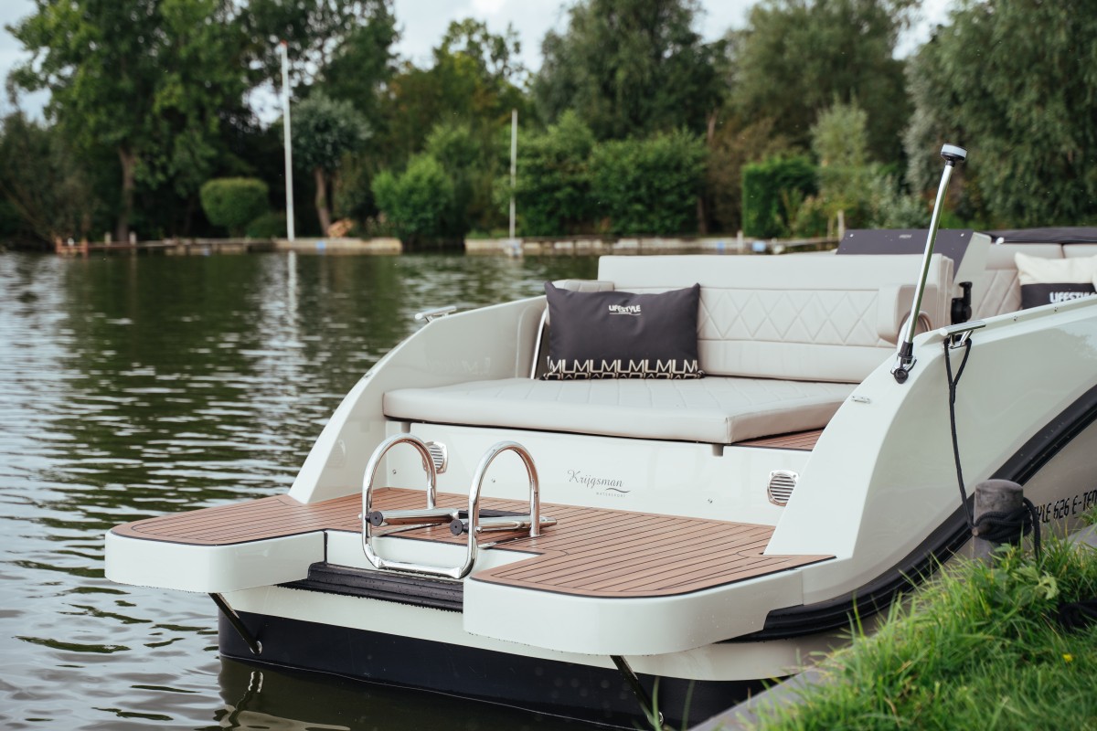Lifestyle 626 e-Tender, achterdek met zitbank en zwemtrap
