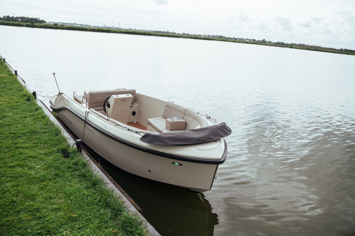 Lifestyle 626 e-Tender, boot afgemeerd aan kade