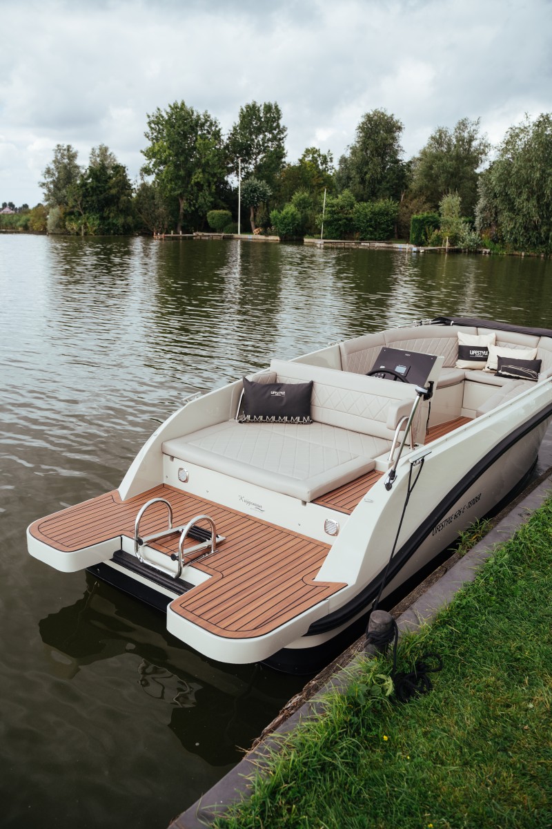 Lifestyle 626 e-Tender, boot afgemeerd bij oever