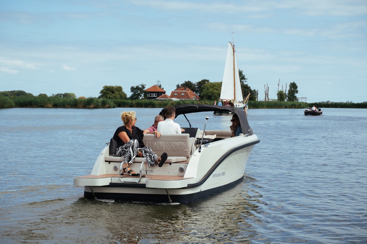 Lifestyle 626 e-Tender, boot vaart met passagiers rivier