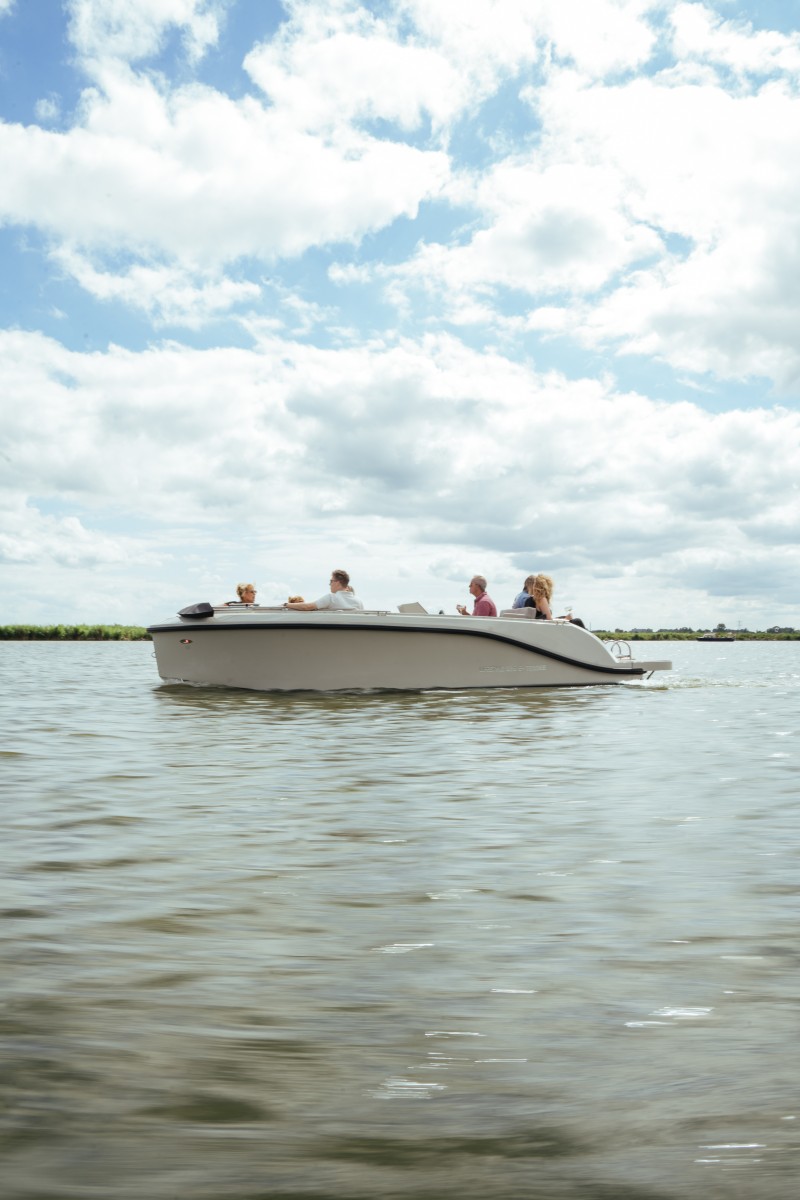 Lifestyle 626 e-Tender, boot varend met passagiers op water