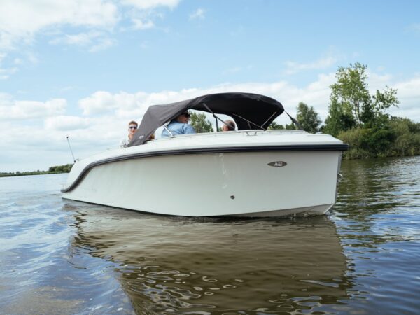 Lifestyle 626 e-Tender, boot varend op water