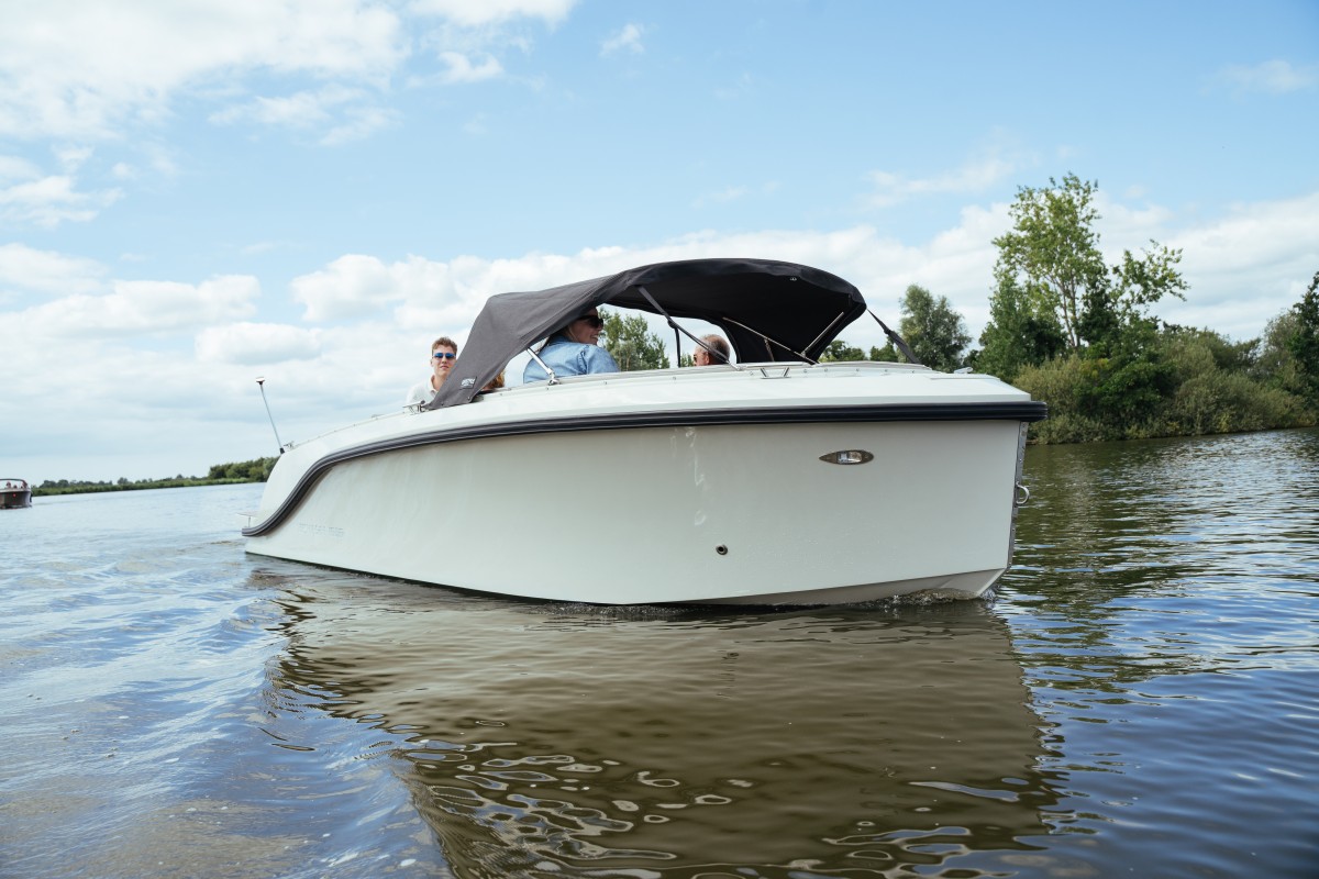 Lifestyle 626 e-Tender, boot varend op water