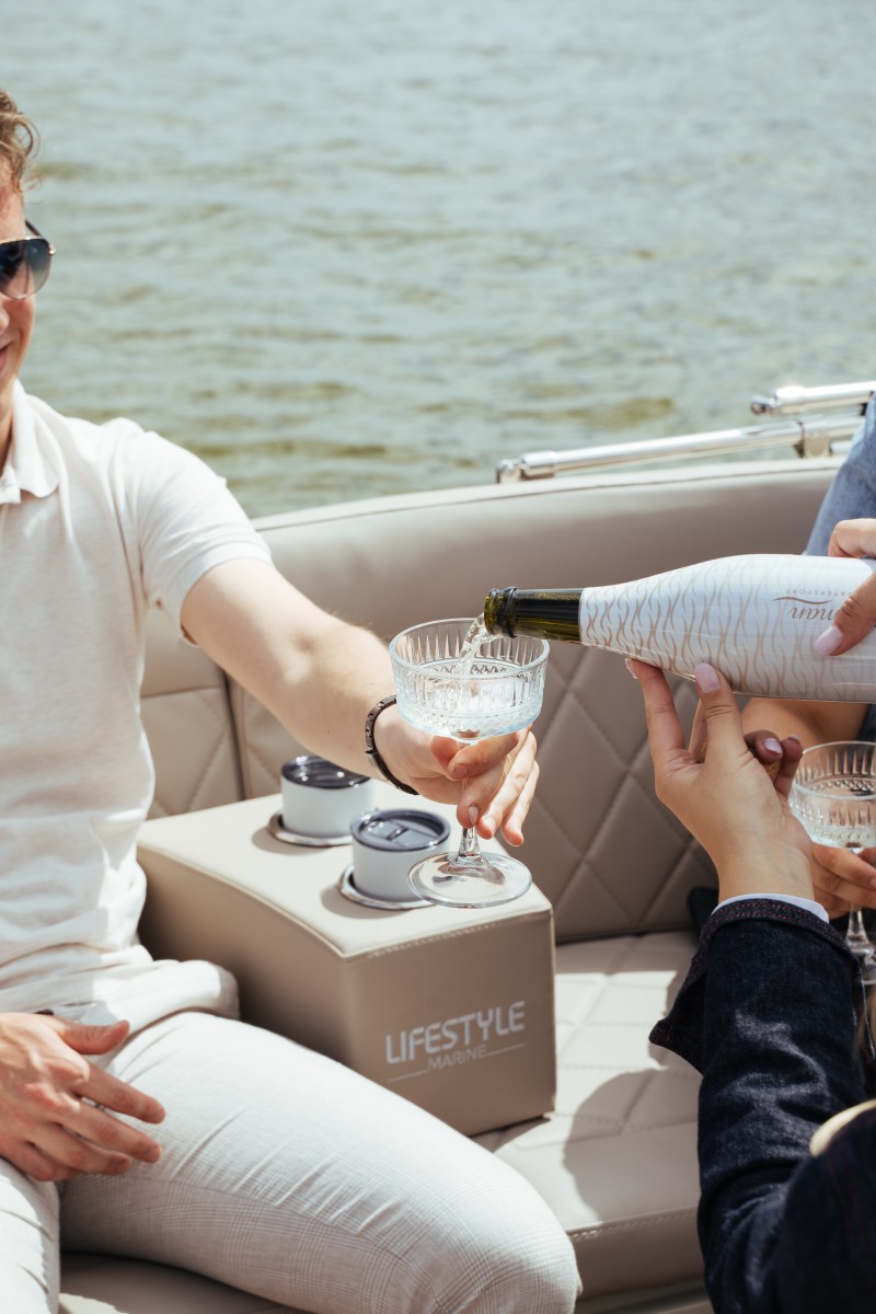 Lifestyle 626 e-Tender, champagne inschenken op boot