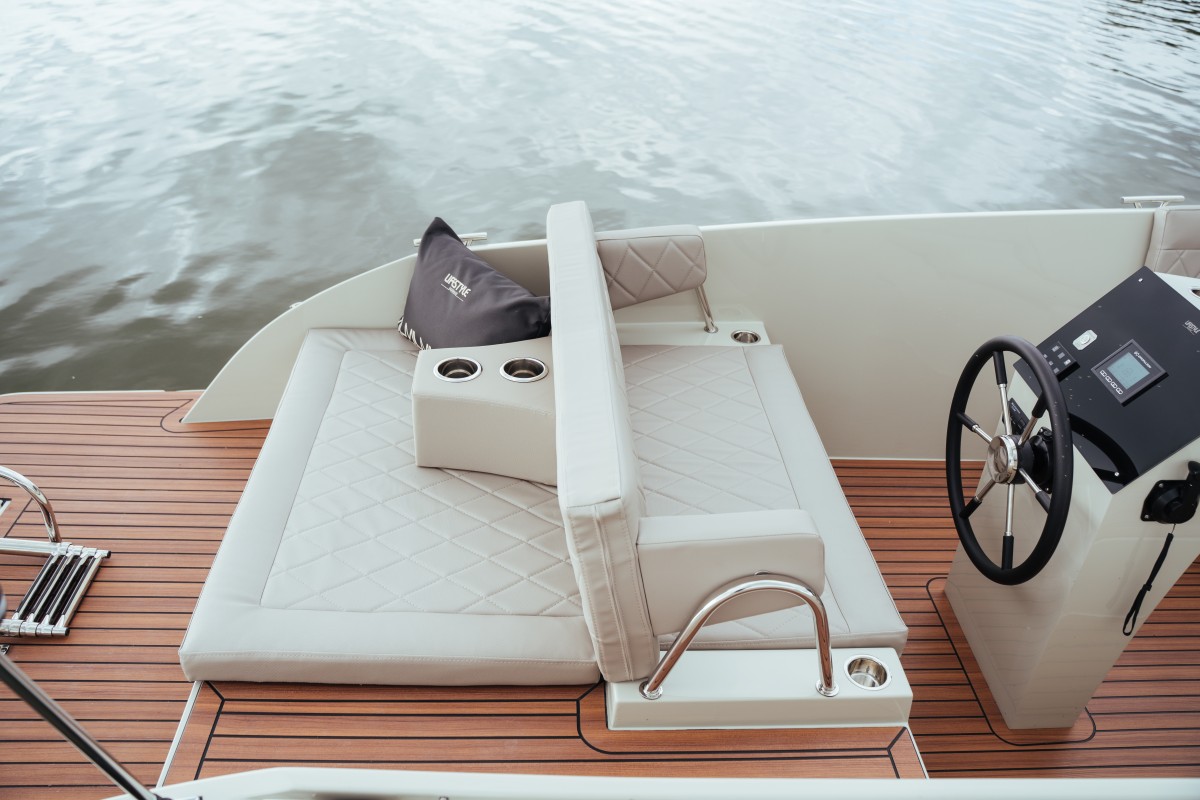 Lifestyle 626 e-Tender, ligbed met kussens op boot