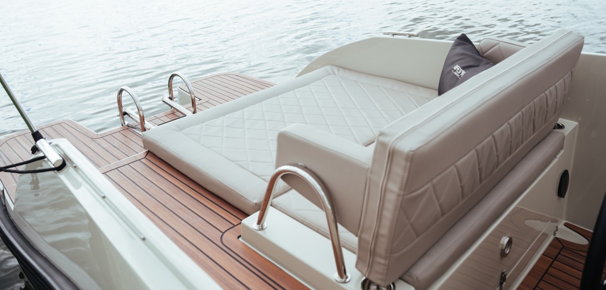 Lifestyle 626 e-Tender, ligbed op achterdek