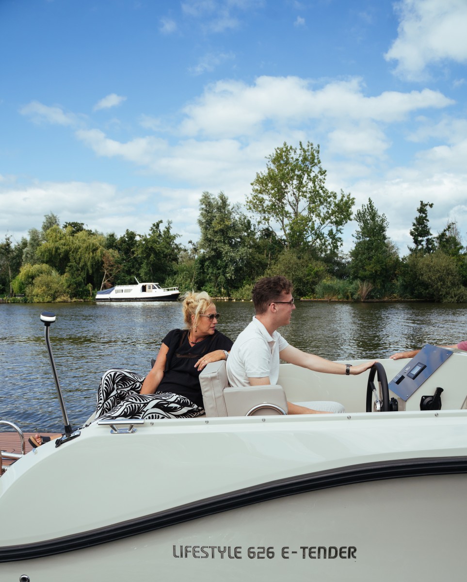 Lifestyle 626 e-Tender, mensen op boot vaarend