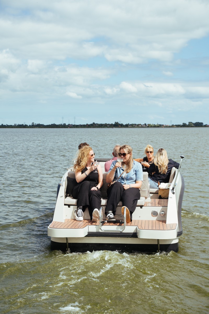 Lifestyle 626 e-Tender, mensen op boot varend water