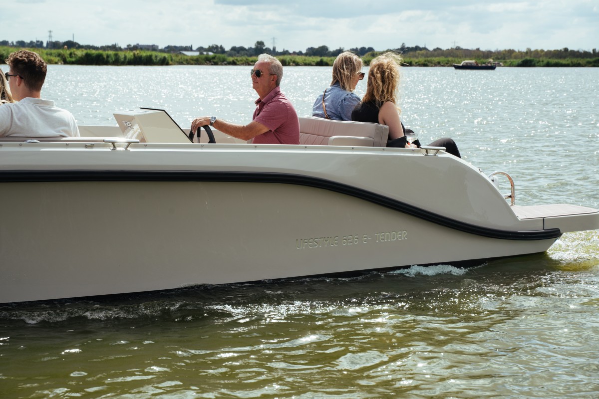 Lifestyle 626 e-Tender, mensen varen op boot