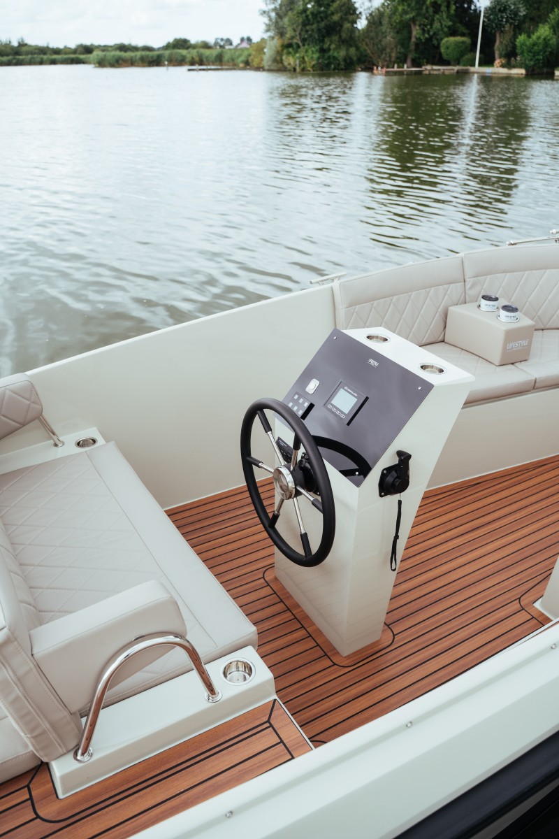 Lifestyle 626 e-Tender, stuurstand met stuurwiel en zitbank