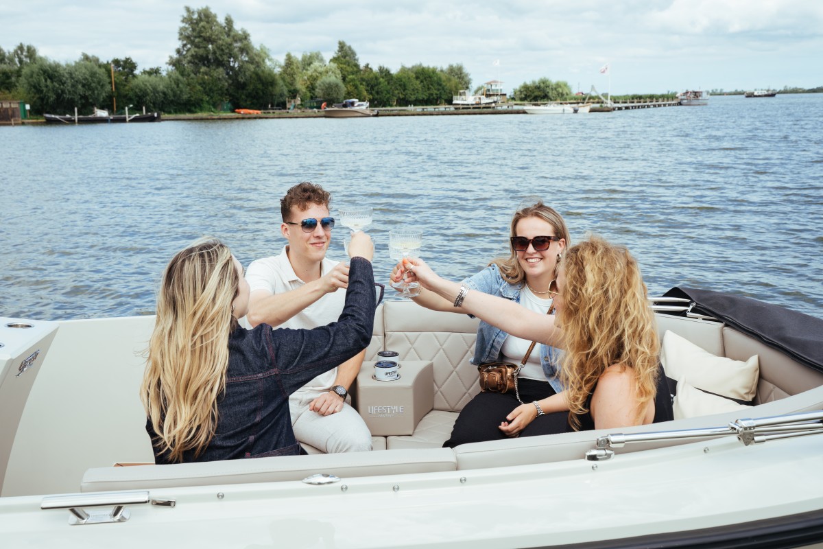 Lifestyle 626 e-Tender, vrienden proosten op boot