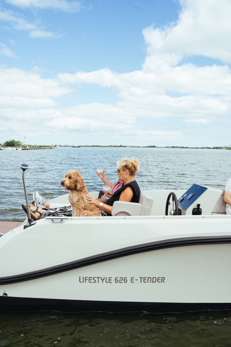 Lifestyle 626 e-Tender, vrouw met hond op boot