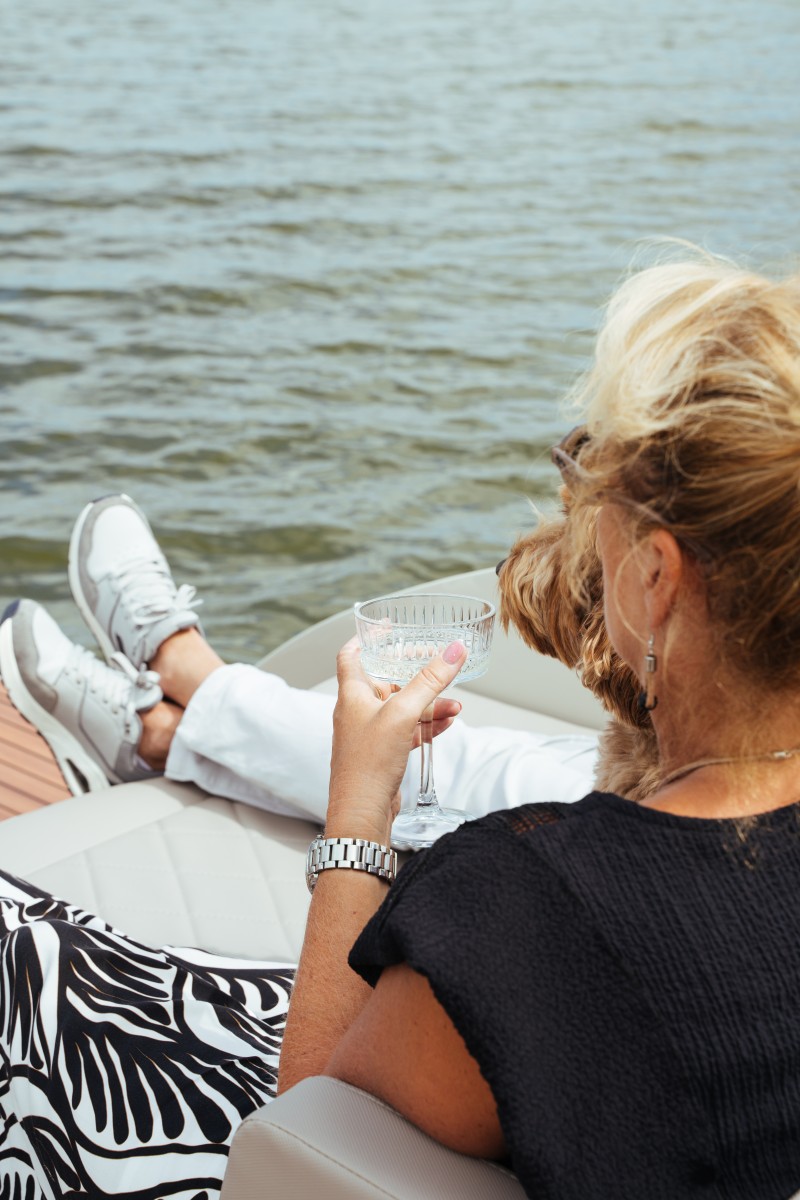 Lifestyle 626 e-Tender, vrouw ontspant met drankje aan boord