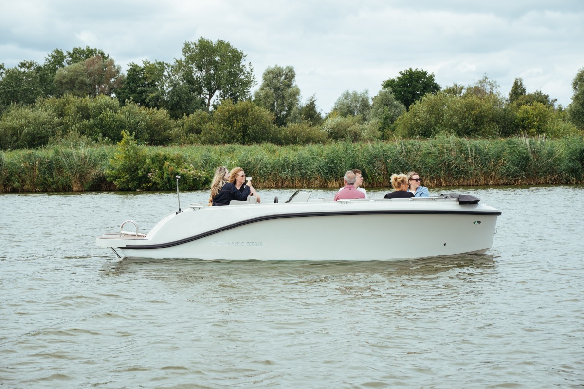 Lifestyle 626 e-Tender, witte boot varend water