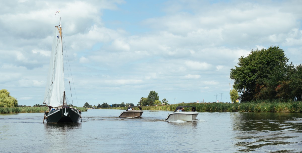 Lifestyle 626 e-Tender, zeilboot en motorboten op rivier