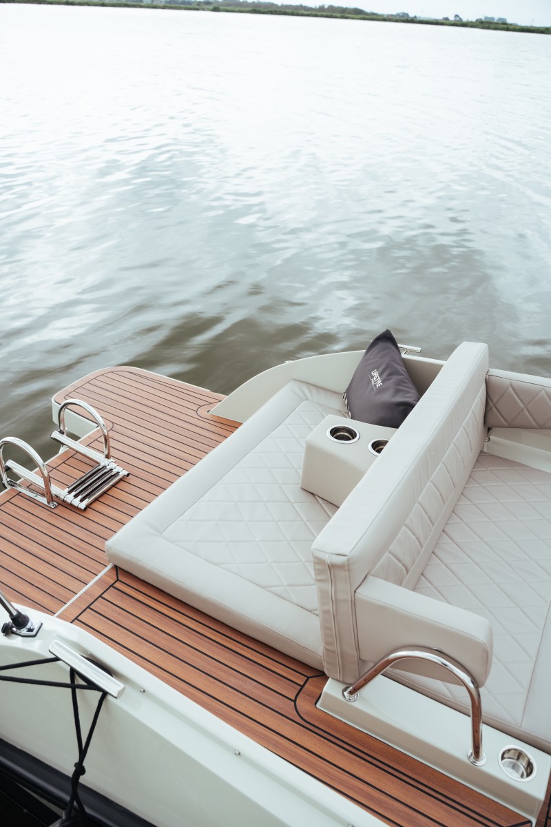 Lifestyle 626 e-Tender, zitbank op boot dek