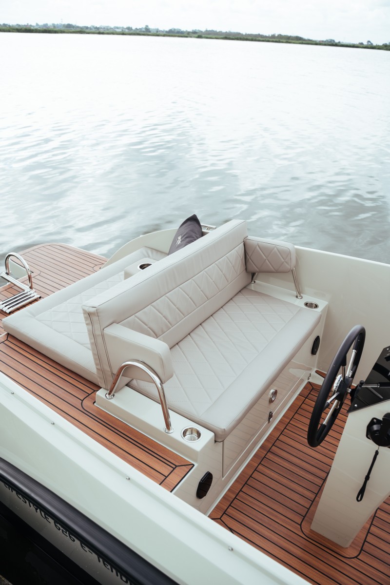 Lifestyle 626 e-Tender, zitbank met stuurwiel aan boord