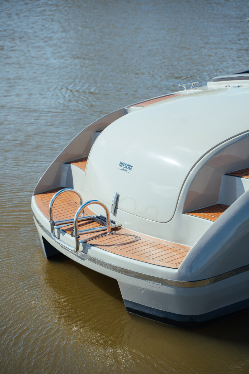 Lifestyle 650 Tender, achtersteven met zwemtrap teakdek