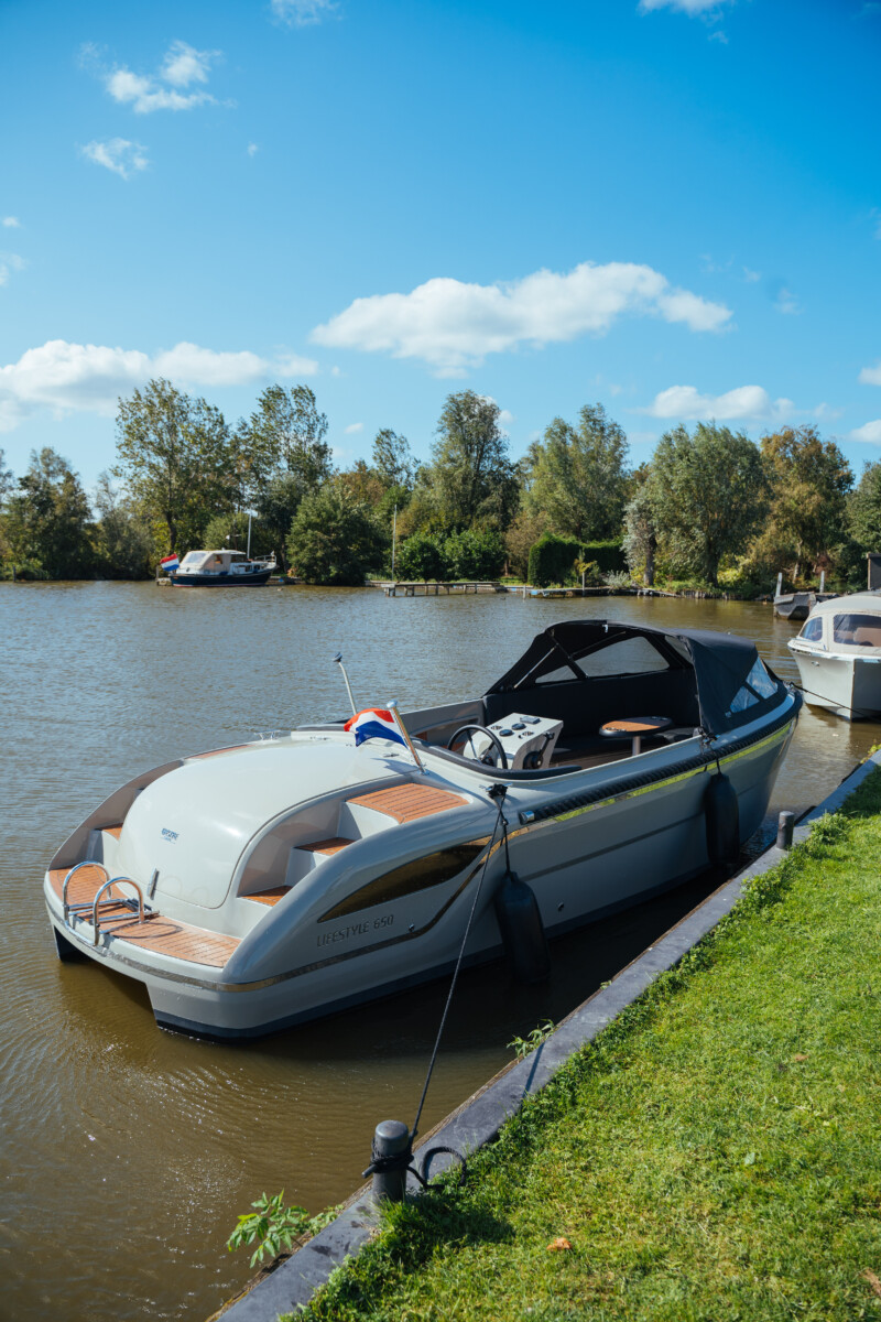 Lifestyle 650 Tender, boot afgemeerd aan kade