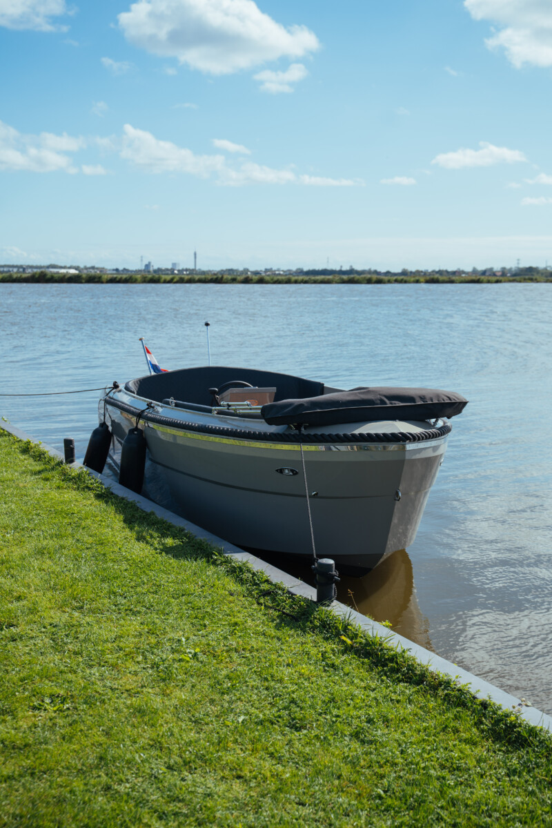 Lifestyle 650 Tender, boot afgemeerd aan kade