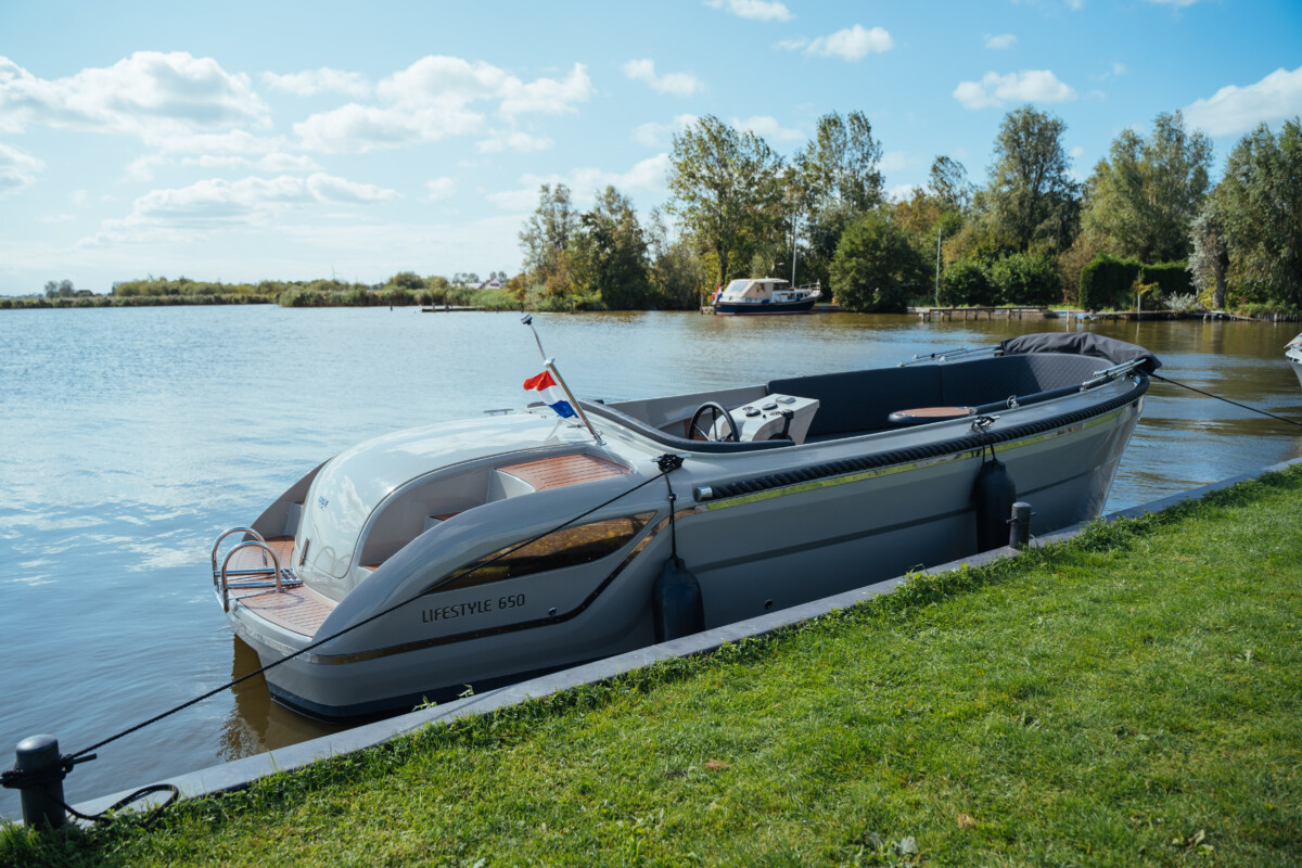 Lifestyle 650 Tender, boot afgemeerd aan kade