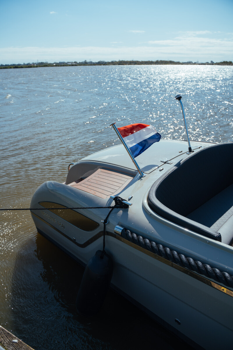 Lifestyle 650 Tender, boot afgemeerd met nederlandse vlag