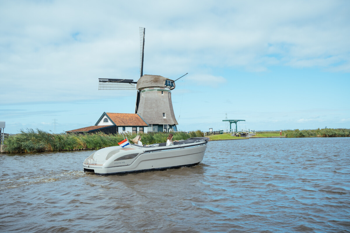 Lifestyle 650 Tender, boot varend bij windmolen