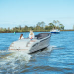 Lifestyle 650 Tender, boot varend op rivier
