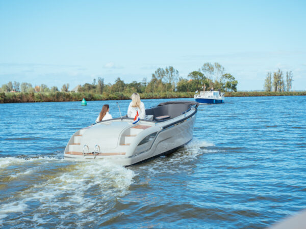 Lifestyle 650 Tender, boot varend op rivier