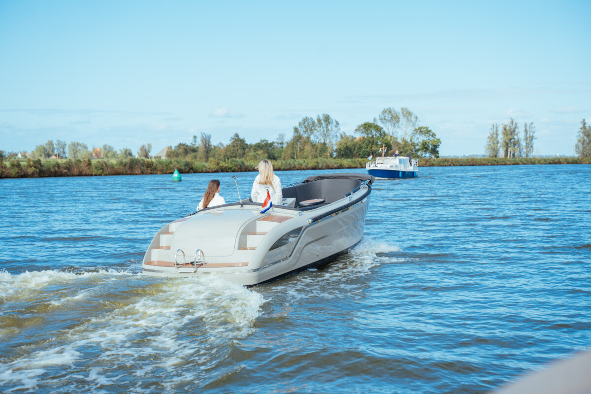 Lifestyle 650 Tender, boot varend op rivier