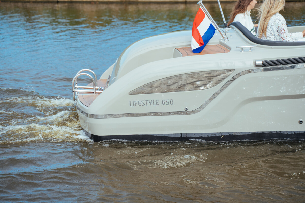 Lifestyle 650 Tender, boot varend op water