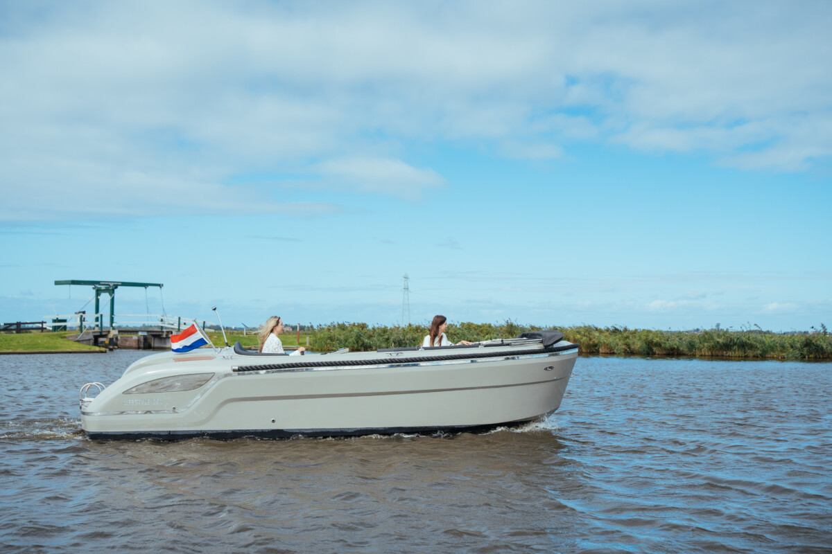 Lifestyle 650 Tender, boot varend op water