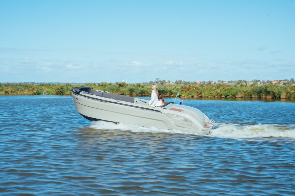 Lifestyle 650 Tender, boot varend op water