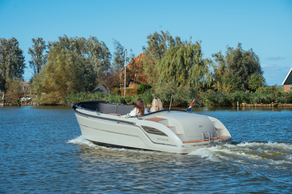 Lifestyle 650 Tender, boot varend op water