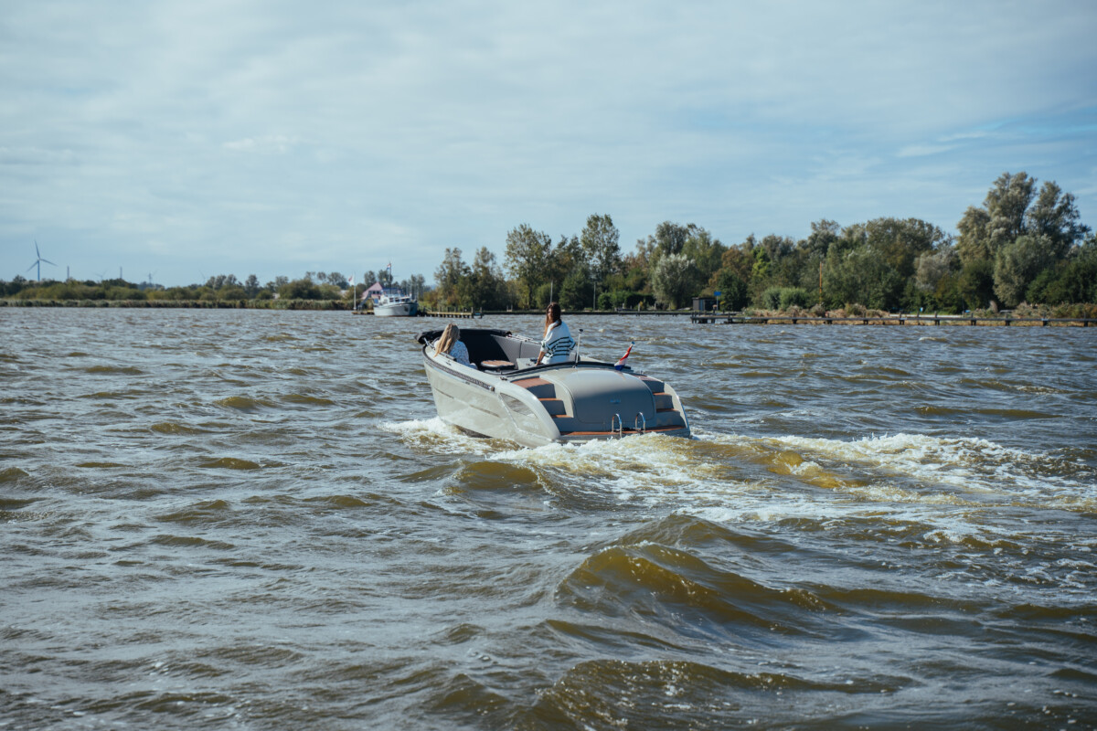 Lifestyle 650 Tender, boot varend op water