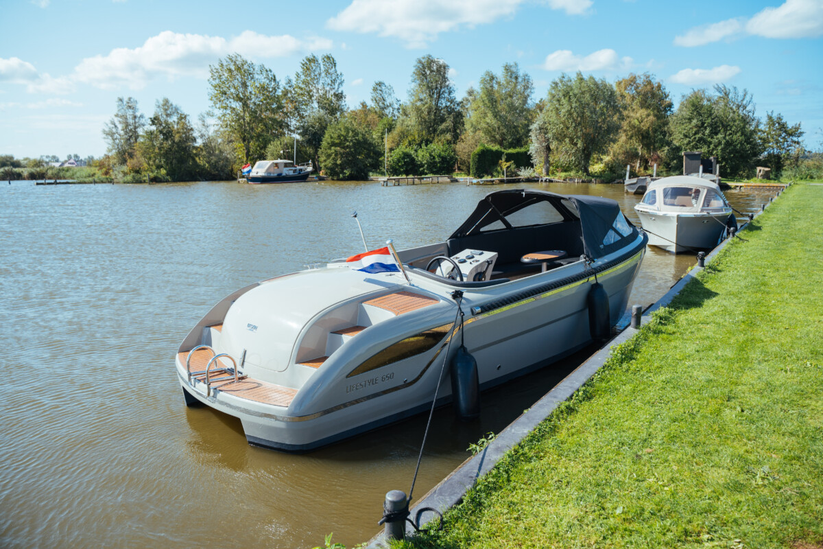 Lifestyle 650 Tender, motorboot afgemeerd aan kade