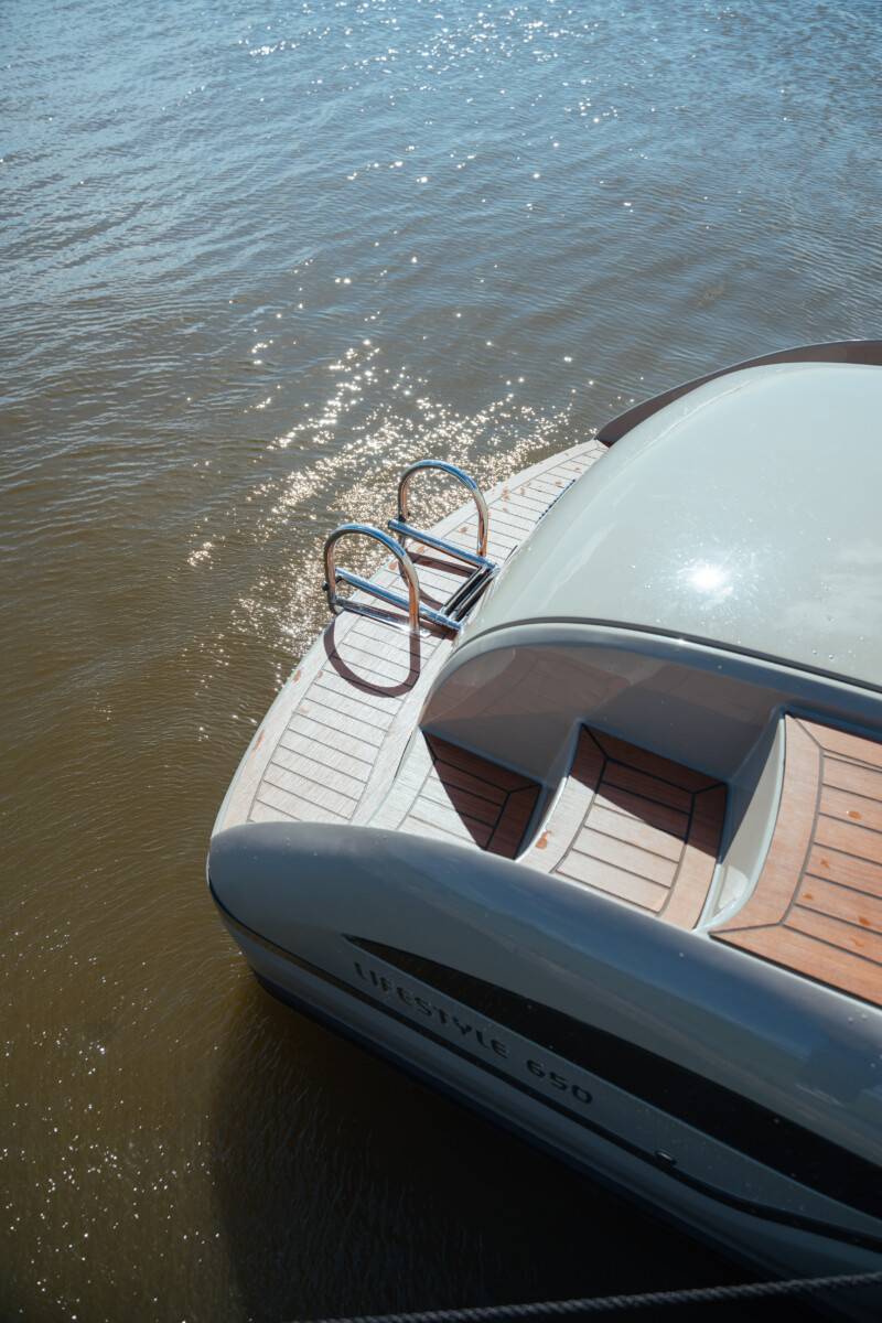 Lifestyle 650 Tender, zwemplatform met ladder achteraan